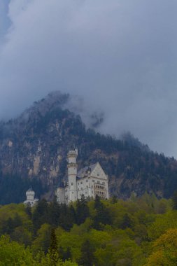 Dünyaca ünlü Neuschwanstein Kalesi 'nin güzel manzarası, 19. yüzyıl Romanesk Diriliş Sarayı Kral II. Ludwig için Almanya' nın güneybatı Bavyera, Fussen yakınlarındaki engebeli bir uçuruma inşa edildi..