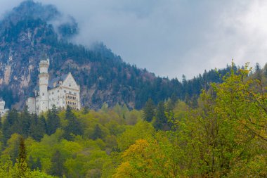 Dünyaca ünlü Neuschwanstein Kalesi 'nin güzel manzarası, 19. yüzyıl Romanesk Diriliş Sarayı Kral II. Ludwig için Almanya' nın güneybatı Bavyera, Fussen yakınlarındaki engebeli bir uçuruma inşa edildi..