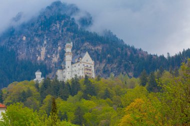 Dünyaca ünlü Neuschwanstein Kalesi 'nin güzel manzarası, 19. yüzyıl Romanesk Diriliş Sarayı Kral II. Ludwig için Almanya' nın güneybatı Bavyera, Fussen yakınlarındaki engebeli bir uçuruma inşa edildi..