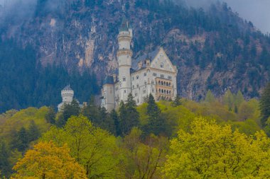 Dünyaca ünlü Neuschwanstein Kalesi 'nin güzel manzarası, 19. yüzyıl Romanesk Diriliş Sarayı Kral II. Ludwig için Almanya' nın güneybatı Bavyera, Fussen yakınlarındaki engebeli bir uçuruma inşa edildi..