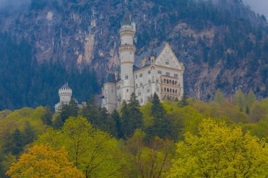 Dünyaca ünlü Neuschwanstein Kalesi 'nin güzel manzarası, 19. yüzyıl Romanesk Diriliş Sarayı Kral II. Ludwig için Almanya' nın güneybatı Bavyera, Fussen yakınlarındaki engebeli bir uçuruma inşa edildi..
