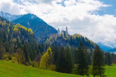 Dünyaca ünlü Neuschwanstein Kalesi 'nin güzel manzarası, 19. yüzyıl Romanesk Diriliş Sarayı Kral II. Ludwig için Almanya' nın güneybatı Bavyera, Fussen yakınlarındaki engebeli bir uçuruma inşa edildi..