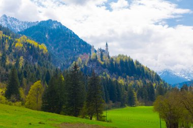 Dünyaca ünlü Neuschwanstein Kalesi 'nin güzel manzarası, 19. yüzyıl Romanesk Diriliş Sarayı Kral II. Ludwig için Almanya' nın güneybatı Bavyera, Fussen yakınlarındaki engebeli bir uçuruma inşa edildi..