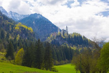 Dünyaca ünlü Neuschwanstein Kalesi 'nin güzel manzarası, 19. yüzyıl Romanesk Diriliş Sarayı Kral II. Ludwig için Almanya' nın güneybatı Bavyera, Fussen yakınlarındaki engebeli bir uçuruma inşa edildi..