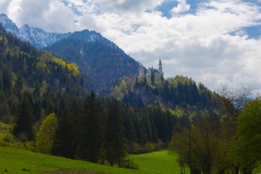 Dünyaca ünlü Neuschwanstein Kalesi 'nin güzel manzarası, 19. yüzyıl Romanesk Diriliş Sarayı Kral II. Ludwig için Almanya' nın güneybatı Bavyera, Fussen yakınlarındaki engebeli bir uçuruma inşa edildi..
