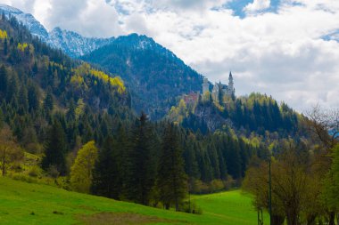 Dünyaca ünlü Neuschwanstein Kalesi 'nin güzel manzarası, 19. yüzyıl Romanesk Diriliş Sarayı Kral II. Ludwig için Almanya' nın güneybatı Bavyera, Fussen yakınlarındaki engebeli bir uçuruma inşa edildi..