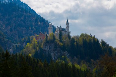 Dünyaca ünlü Neuschwanstein Kalesi 'nin güzel manzarası, 19. yüzyıl Romanesk Diriliş Sarayı Kral II. Ludwig için Almanya' nın güneybatı Bavyera, Fussen yakınlarındaki engebeli bir uçuruma inşa edildi..