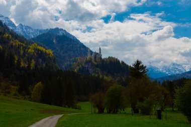 Dünyaca ünlü Neuschwanstein Kalesi 'nin güzel manzarası, 19. yüzyıl Romanesk Diriliş Sarayı Kral II. Ludwig için Almanya' nın güneybatı Bavyera, Fussen yakınlarındaki engebeli bir uçuruma inşa edildi..