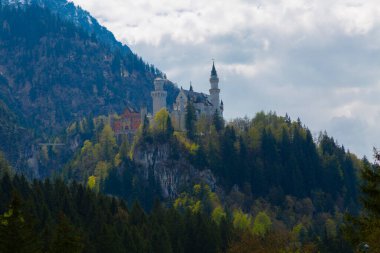 Dünyaca ünlü Neuschwanstein Kalesi 'nin güzel manzarası, 19. yüzyıl Romanesk Diriliş Sarayı Kral II. Ludwig için Almanya' nın güneybatı Bavyera, Fussen yakınlarındaki engebeli bir uçuruma inşa edildi..