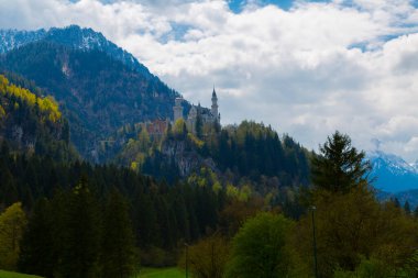 Dünyaca ünlü Neuschwanstein Kalesi 'nin güzel manzarası, 19. yüzyıl Romanesk Diriliş Sarayı Kral II. Ludwig için Almanya' nın güneybatı Bavyera, Fussen yakınlarındaki engebeli bir uçuruma inşa edildi..