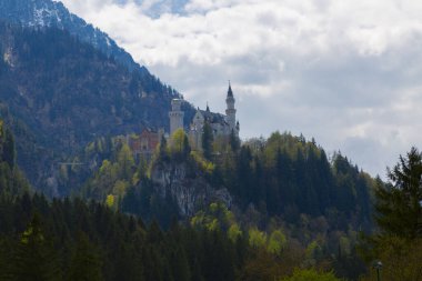 Dünyaca ünlü Neuschwanstein Kalesi 'nin güzel manzarası, 19. yüzyıl Romanesk Diriliş Sarayı Kral II. Ludwig için Almanya' nın güneybatı Bavyera, Fussen yakınlarındaki engebeli bir uçuruma inşa edildi..