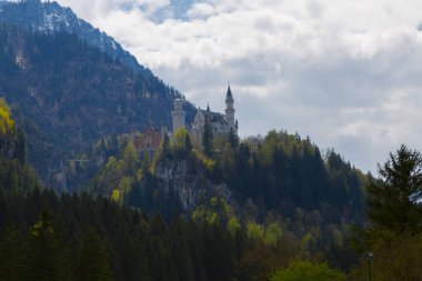 Dünyaca ünlü Neuschwanstein Kalesi 'nin güzel manzarası, 19. yüzyıl Romanesk Diriliş Sarayı Kral II. Ludwig için Almanya' nın güneybatı Bavyera, Fussen yakınlarındaki engebeli bir uçuruma inşa edildi..