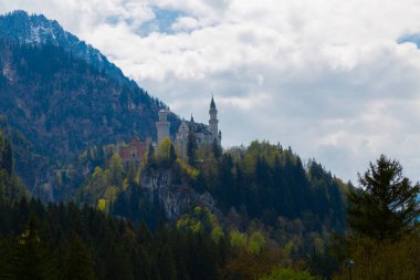 Dünyaca ünlü Neuschwanstein Kalesi 'nin güzel manzarası, 19. yüzyıl Romanesk Diriliş Sarayı Kral II. Ludwig için Almanya' nın güneybatı Bavyera, Fussen yakınlarındaki engebeli bir uçuruma inşa edildi..
