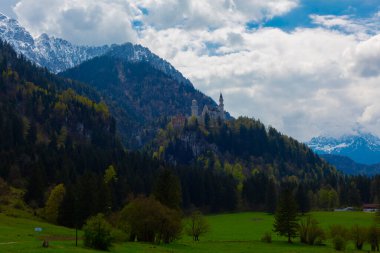 Dünyaca ünlü Neuschwanstein Kalesi 'nin güzel manzarası, 19. yüzyıl Romanesk Diriliş Sarayı Kral II. Ludwig için Almanya' nın güneybatı Bavyera, Fussen yakınlarındaki engebeli bir uçuruma inşa edildi..