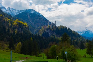 Dünyaca ünlü Neuschwanstein Kalesi 'nin güzel manzarası, 19. yüzyıl Romanesk Diriliş Sarayı Kral II. Ludwig için Almanya' nın güneybatı Bavyera, Fussen yakınlarındaki engebeli bir uçuruma inşa edildi..