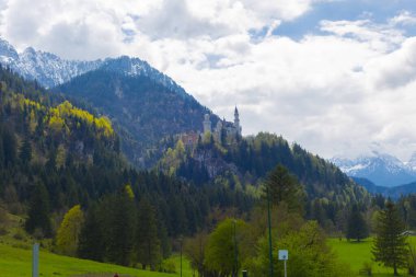 Dünyaca ünlü Neuschwanstein Kalesi 'nin güzel manzarası, 19. yüzyıl Romanesk Diriliş Sarayı Kral II. Ludwig için Almanya' nın güneybatı Bavyera, Fussen yakınlarındaki engebeli bir uçuruma inşa edildi..