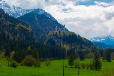 Dünyaca ünlü Neuschwanstein Kalesi 'nin güzel manzarası, 19. yüzyıl Romanesk Diriliş Sarayı Kral II. Ludwig için Almanya' nın güneybatı Bavyera, Fussen yakınlarındaki engebeli bir uçuruma inşa edildi..