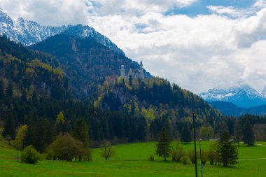Dünyaca ünlü Neuschwanstein Kalesi 'nin güzel manzarası, 19. yüzyıl Romanesk Diriliş Sarayı Kral II. Ludwig için Almanya' nın güneybatı Bavyera, Fussen yakınlarındaki engebeli bir uçuruma inşa edildi..