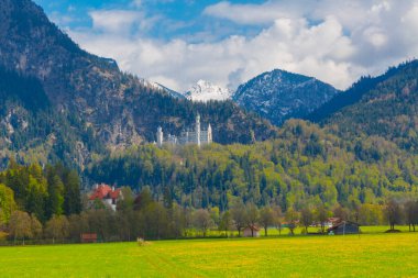 Dünyaca ünlü Neuschwanstein Kalesi 'nin güzel manzarası, 19. yüzyıl Romanesk Diriliş Sarayı Kral II. Ludwig için Almanya' nın güneybatı Bavyera, Fussen yakınlarındaki engebeli bir uçuruma inşa edildi..