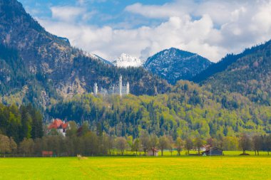 Dünyaca ünlü Neuschwanstein Kalesi 'nin güzel manzarası, 19. yüzyıl Romanesk Diriliş Sarayı Kral II. Ludwig için Almanya' nın güneybatı Bavyera, Fussen yakınlarındaki engebeli bir uçuruma inşa edildi..
