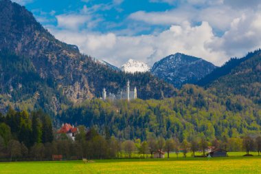 Dünyaca ünlü Neuschwanstein Kalesi 'nin güzel manzarası, 19. yüzyıl Romanesk Diriliş Sarayı Kral II. Ludwig için Almanya' nın güneybatı Bavyera, Fussen yakınlarındaki engebeli bir uçuruma inşa edildi..