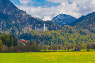 Dünyaca ünlü Neuschwanstein Kalesi 'nin güzel manzarası, 19. yüzyıl Romanesk Diriliş Sarayı Kral II. Ludwig için Almanya' nın güneybatı Bavyera, Fussen yakınlarındaki engebeli bir uçuruma inşa edildi..