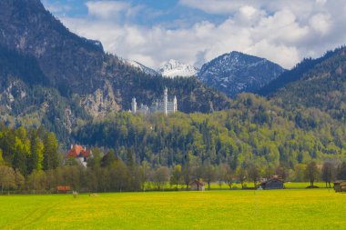 Dünyaca ünlü Neuschwanstein Kalesi 'nin güzel manzarası, 19. yüzyıl Romanesk Diriliş Sarayı Kral II. Ludwig için Almanya' nın güneybatı Bavyera, Fussen yakınlarındaki engebeli bir uçuruma inşa edildi..