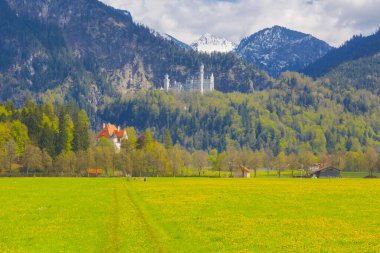 Dünyaca ünlü Neuschwanstein Kalesi 'nin güzel manzarası, 19. yüzyıl Romanesk Diriliş Sarayı Kral II. Ludwig için Almanya' nın güneybatı Bavyera, Fussen yakınlarındaki engebeli bir uçuruma inşa edildi..