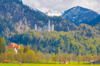 Dünyaca ünlü Neuschwanstein Kalesi 'nin güzel manzarası, 19. yüzyıl Romanesk Diriliş Sarayı Kral II. Ludwig için Almanya' nın güneybatı Bavyera, Fussen yakınlarındaki engebeli bir uçuruma inşa edildi..