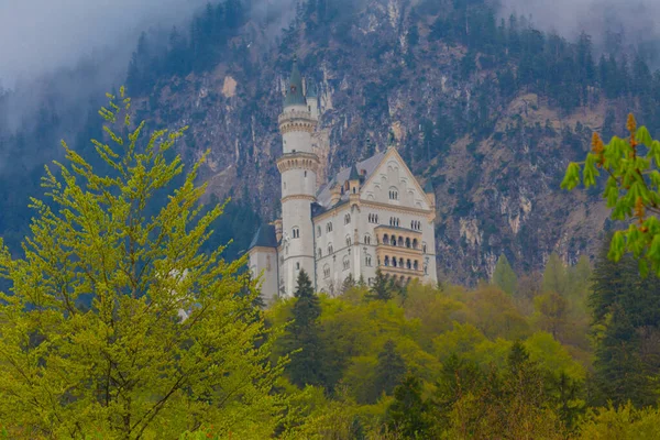 世界的に有名なノイシュヴァンシュタイン城の美しい景色 19世紀のロマネスク様式の復興宮殿ドイツ バイエルン州南西部のフッセン近くの険しい崖の上にルートヴィヒ2世のために建てられました — ストック写真