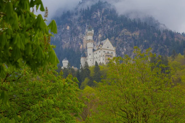 世界的に有名なノイシュヴァンシュタイン城の美しい景色 19世紀のロマネスク様式の復興宮殿ドイツ バイエルン州南西部のフッセン近くの険しい崖の上にルートヴィヒ2世のために建てられました — ストック写真