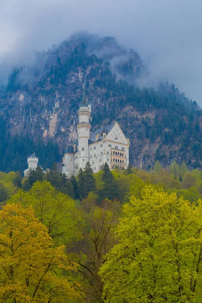 Dünyaca ünlü Neuschwanstein Kalesi 'nin güzel manzarası, 19. yüzyıl Romanesk Diriliş Sarayı Kral II. Ludwig için Almanya' nın güneybatı Bavyera, Fussen yakınlarındaki engebeli bir uçuruma inşa edildi..