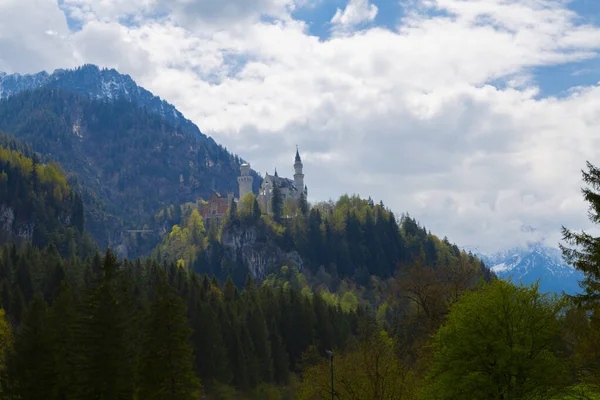 德国巴伐利亚西南部Fussen附近一座陡峭的悬崖上 为路德维格二世国王建造的19世纪罗曼式复兴宫 是闻名世界的新石器城堡 — 图库照片