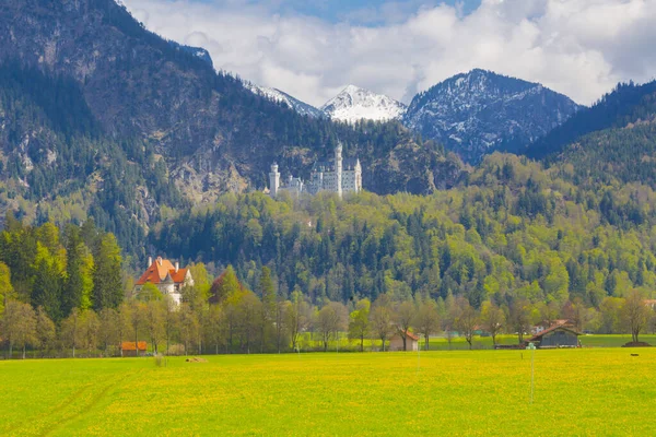 Dünyaca ünlü Neuschwanstein Kalesi 'nin güzel manzarası, 19. yüzyıl Romanesk Diriliş Sarayı Kral II. Ludwig için Almanya' nın güneybatı Bavyera, Fussen yakınlarındaki engebeli bir uçuruma inşa edildi..