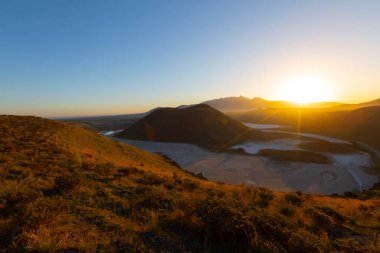 Meke Gölü (Türkçe: Meke Gul), Türkiye 'nin Konya ilinin merkezinde yer alan iki göl şeklindeki volkanik krater gölüdür..