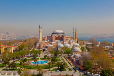 Havadan Ayasofya ve Sultanahmet Meydanı ve güzel lale çiçekleri