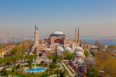 Havadan Ayasofya ve Sultanahmet Meydanı ve güzel lale çiçekleri