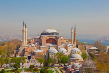 Havadan Ayasofya ve Sultanahmet Meydanı ve güzel lale çiçekleri