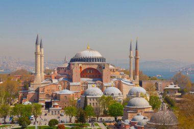 Havadan Ayasofya ve Sultanahmet Meydanı ve güzel lale çiçekleri