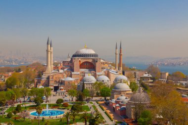 Havadan Ayasofya ve Sultanahmet Meydanı ve güzel lale çiçekleri