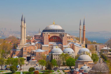 Havadan Ayasofya ve Sultanahmet Meydanı ve güzel lale çiçekleri