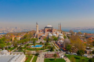 Havadan Ayasofya ve Sultanahmet Meydanı ve güzel lale çiçekleri
