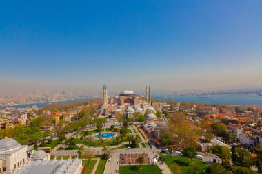 Havadan Ayasofya ve Sultanahmet Meydanı ve güzel lale çiçekleri