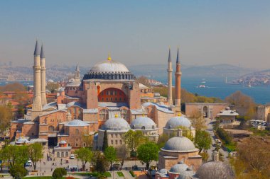 Havadan Ayasofya ve Sultanahmet Meydanı ve güzel lale çiçekleri