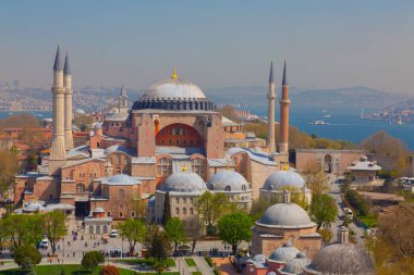 Havadan Ayasofya ve Sultanahmet Meydanı ve güzel lale çiçekleri