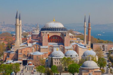 Havadan Ayasofya ve Sultanahmet Meydanı ve güzel lale çiçekleri