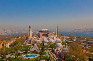 Havadan Ayasofya ve Sultanahmet Meydanı ve güzel lale çiçekleri