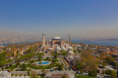 Havadan Ayasofya ve Sultanahmet Meydanı ve güzel lale çiçekleri