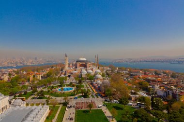 Havadan Ayasofya ve Sultanahmet Meydanı ve güzel lale çiçekleri