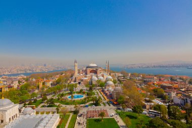 Havadan Ayasofya ve Sultanahmet Meydanı ve güzel lale çiçekleri